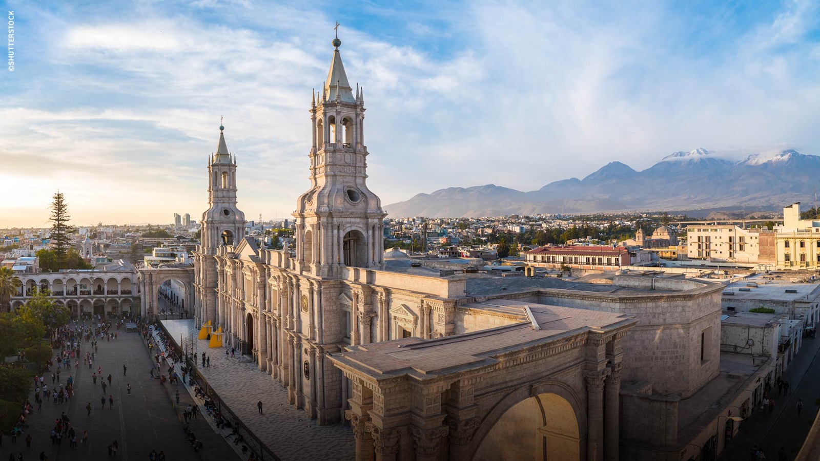 Vista aérea de Arequipa con el volcán Misti al fondo