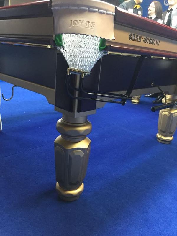 Pata dorada de mesa Joy sobre alfombra azul