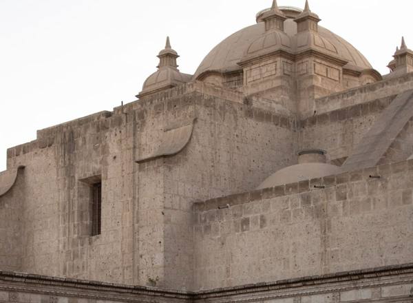 Claustro colonial de sillar